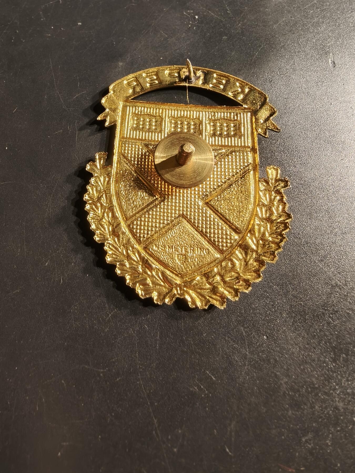 老王徽章第164期  美国肯珀军事学院大檐帽帽徽     肯珀军事学校成立于1844 年，曾是密西西比河以西最古老的军事学校，学校于2002 年因财务困难而关闭。 