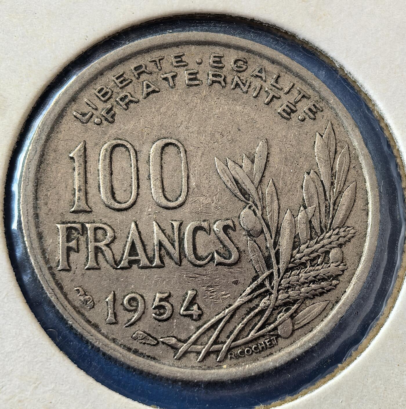 外国优质老铜币银币，周六九点倒数截拍，满百包邮，可寄存半年，喜欢朋友微信扫描二维码可直接参拍 欧洲老藏家纸夹-法国1954年火炬女神100法郎