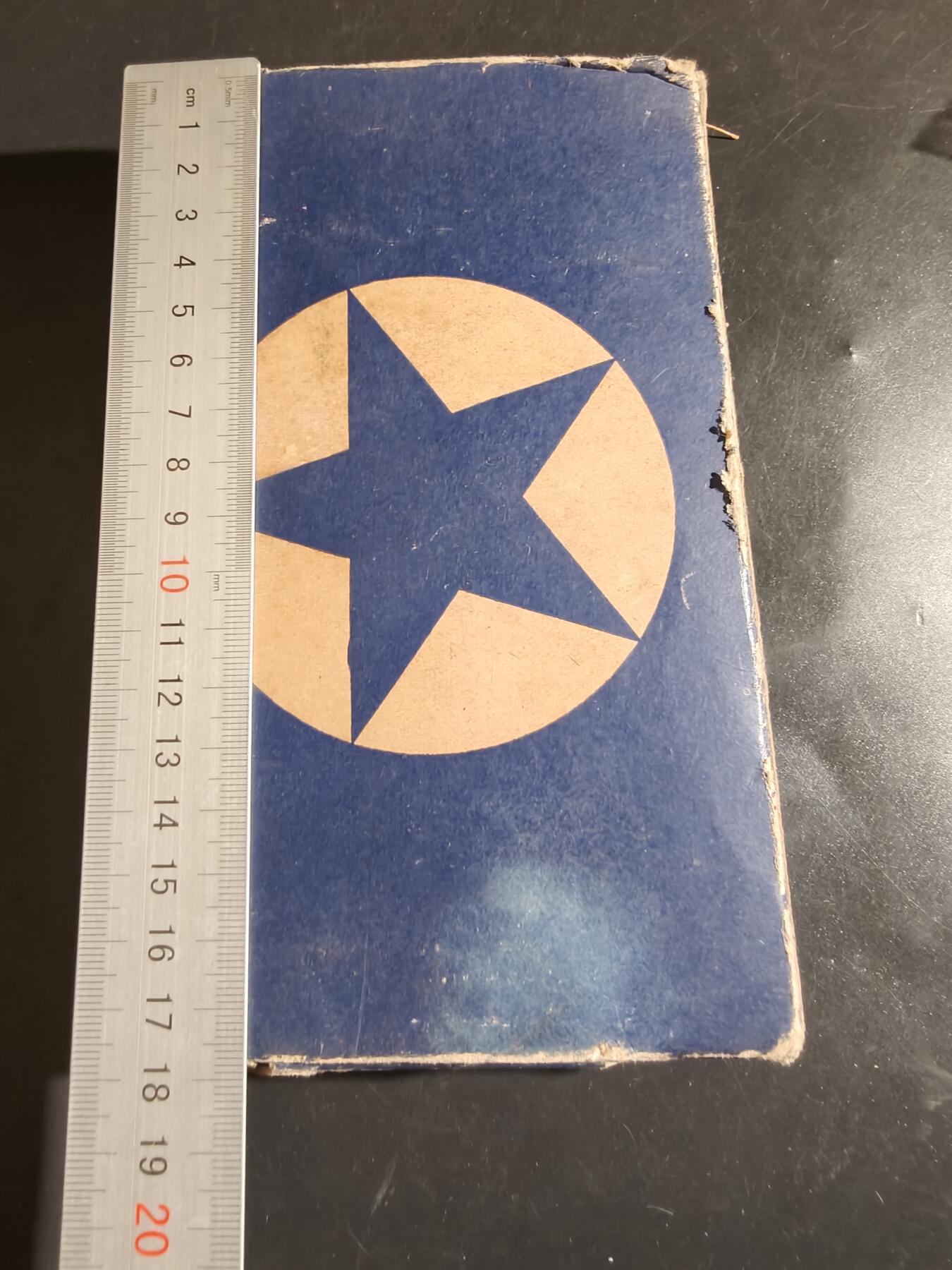 老王徽章第164期 美国二战服役记事本    带原始封装    内部有几页被记录了内容，绝大部分都是空页      尺寸11×18×2cm