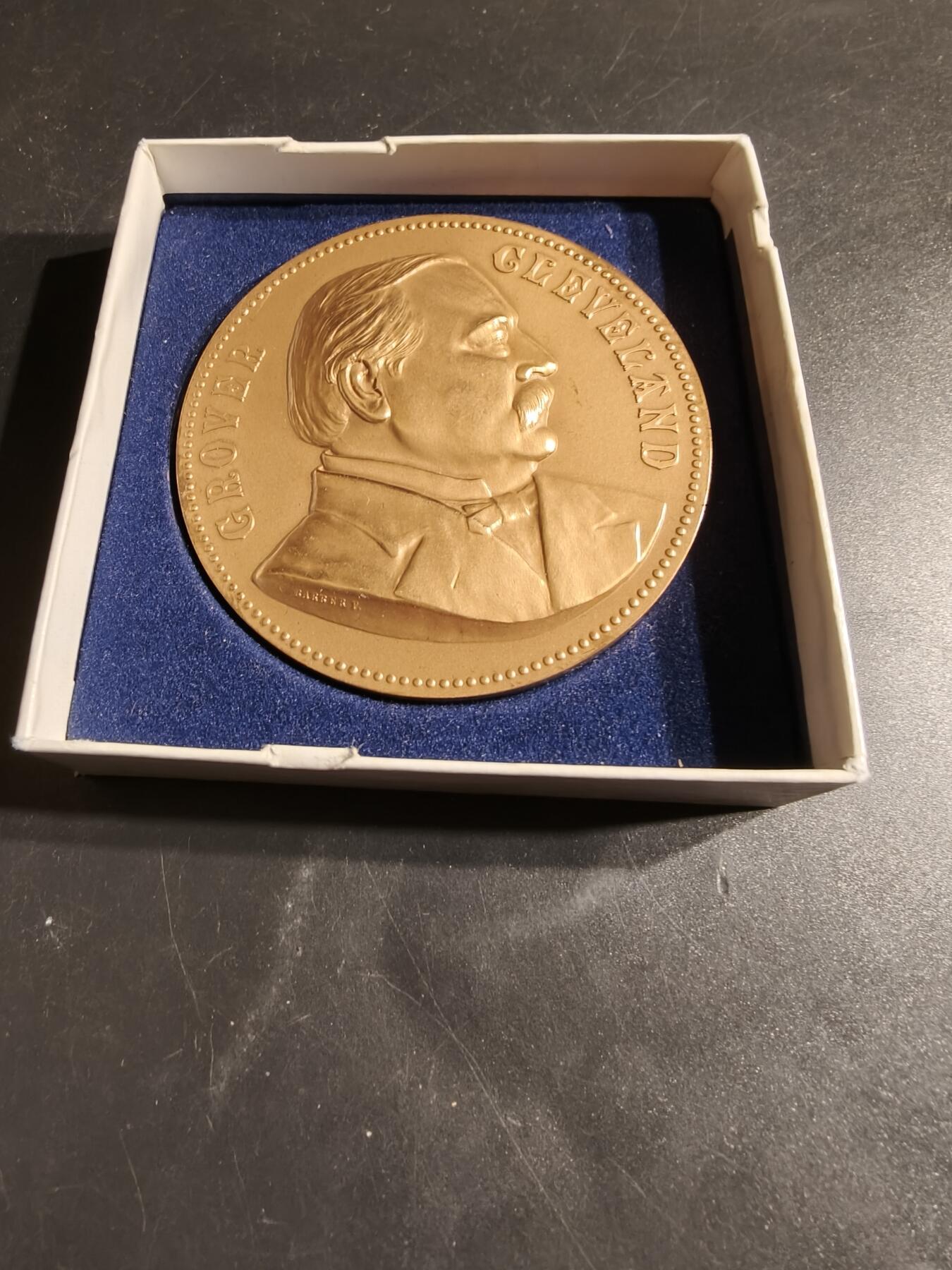老王徽章第164期 美国铸币局格罗弗·克利夫兰总统大铜章      原盒     直径76mm.    重量230g.     格罗弗·克利夫兰是美国第22任和第24任总统