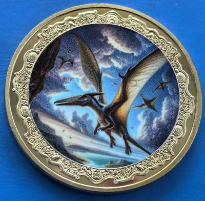 外国优质老铜币银币，周六九点倒数截拍，满百包邮，可寄存半年，喜欢朋友微信扫描二维码可直接参拍 - 俄罗斯镀金恐龙纪念章-翼龙，直径39.8mm，重29克