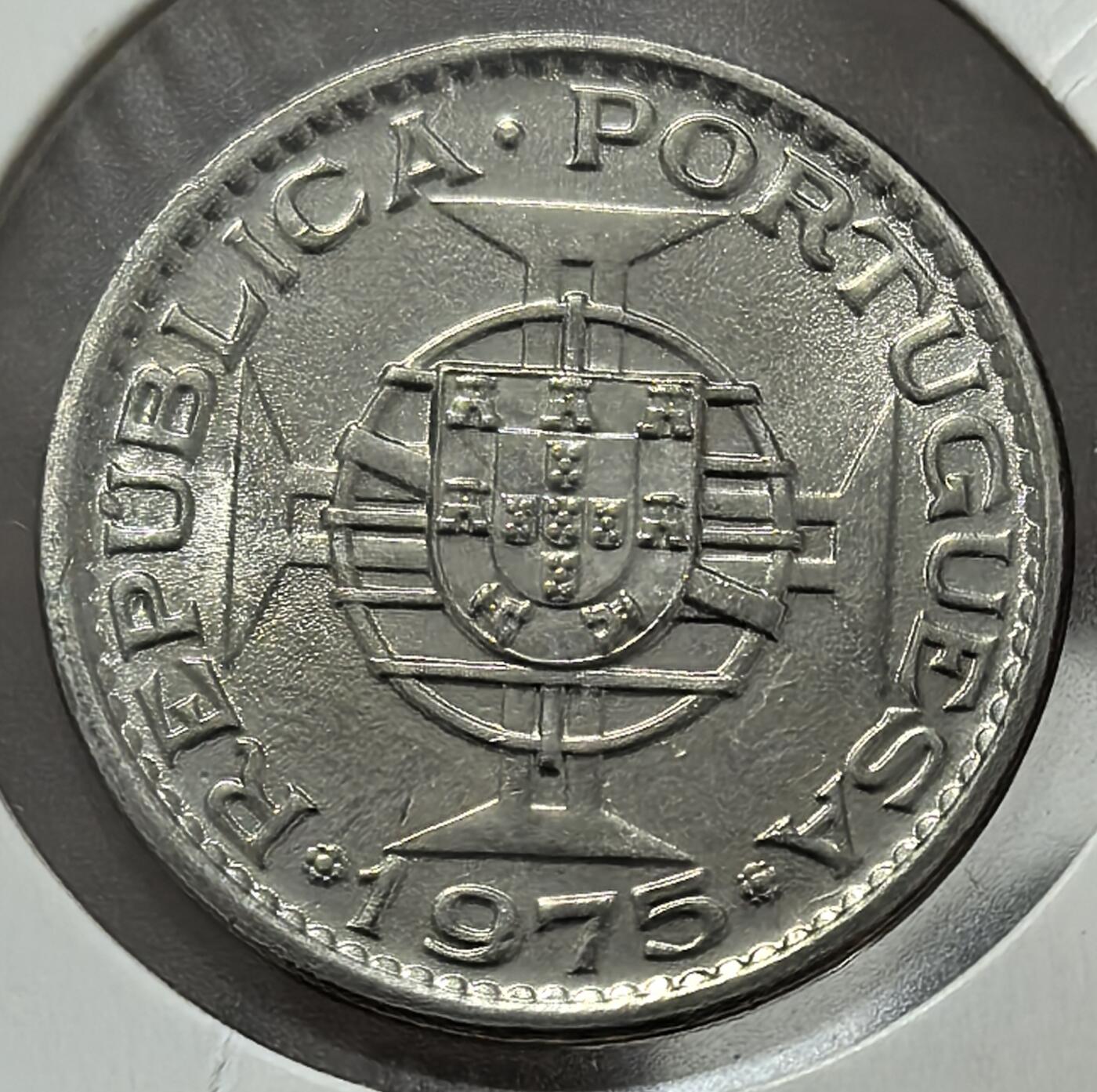 外国优质老铜币银币，周六九点倒数截拍，满百包邮，可寄存半年，喜欢朋友微信扫描二维码可直接参拍 澳门1975年壹元