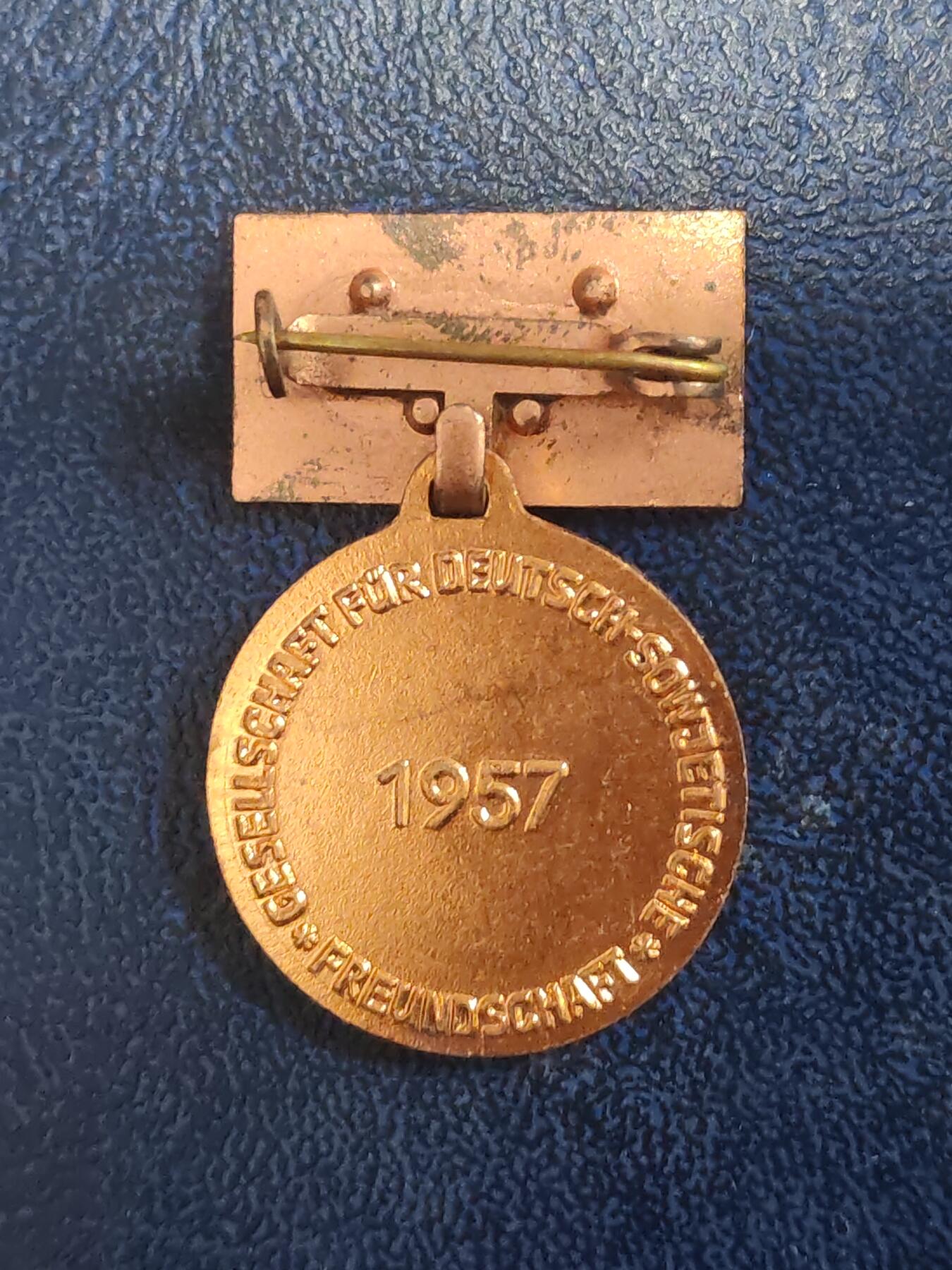 荷兰第129期勋赏拍卖 民主德国铜级苏德友好协会证章