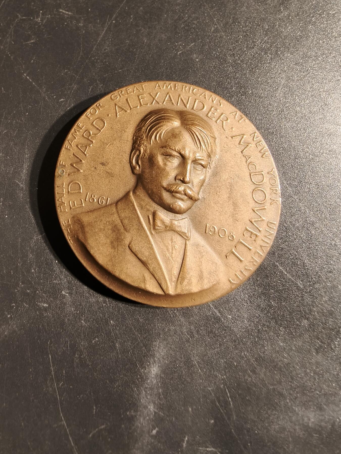 老王徽章第164期  美国著名钢琴家爱德华•麦克道威尔大铜章     直径44mm.    重量54.1g