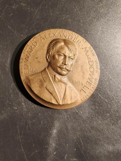 老王徽章第164期 -  美国著名钢琴家爱德华•麦克道威尔大铜章     直径44mm.    重量54.1g