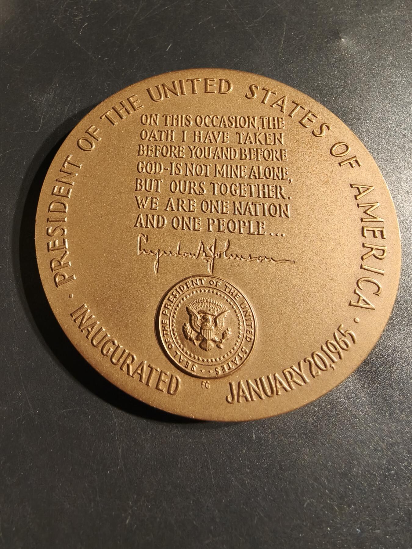 老王徽章第164期  美国铸币局林登约翰逊总统大铜章     原盒     直径76mm.    重量216g.     铜章上的文字引用了约翰逊总统就职演说的一部分：“在此之际，我在您和上帝面前所宣读的誓言，不仅是我个人的，更是我们共同的。我们是一个国家，一个民族……”。