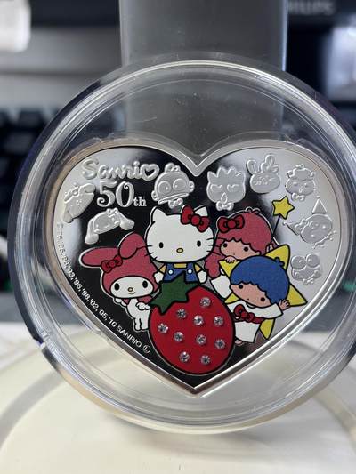 第182期拍卖 - 纽埃2010年Hello Kitty镶嵌水晶100克彩色纪念银币，999银，100克，发行量1500枚，有氧化