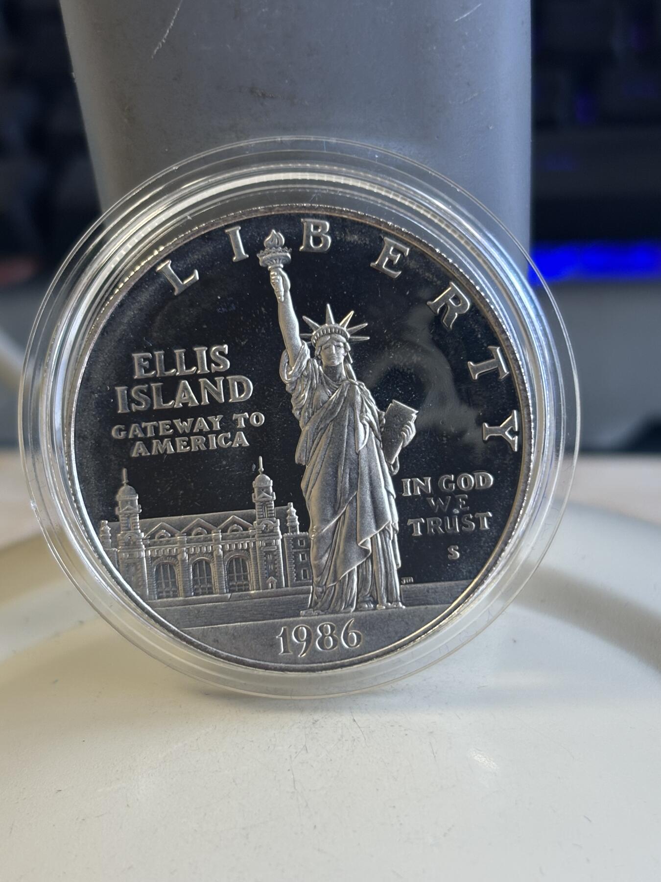 第182期拍卖 1986年美国双币套 自由女神纪念银币和铜镍币（1美元+半美元） 26.73克900银 盒证全