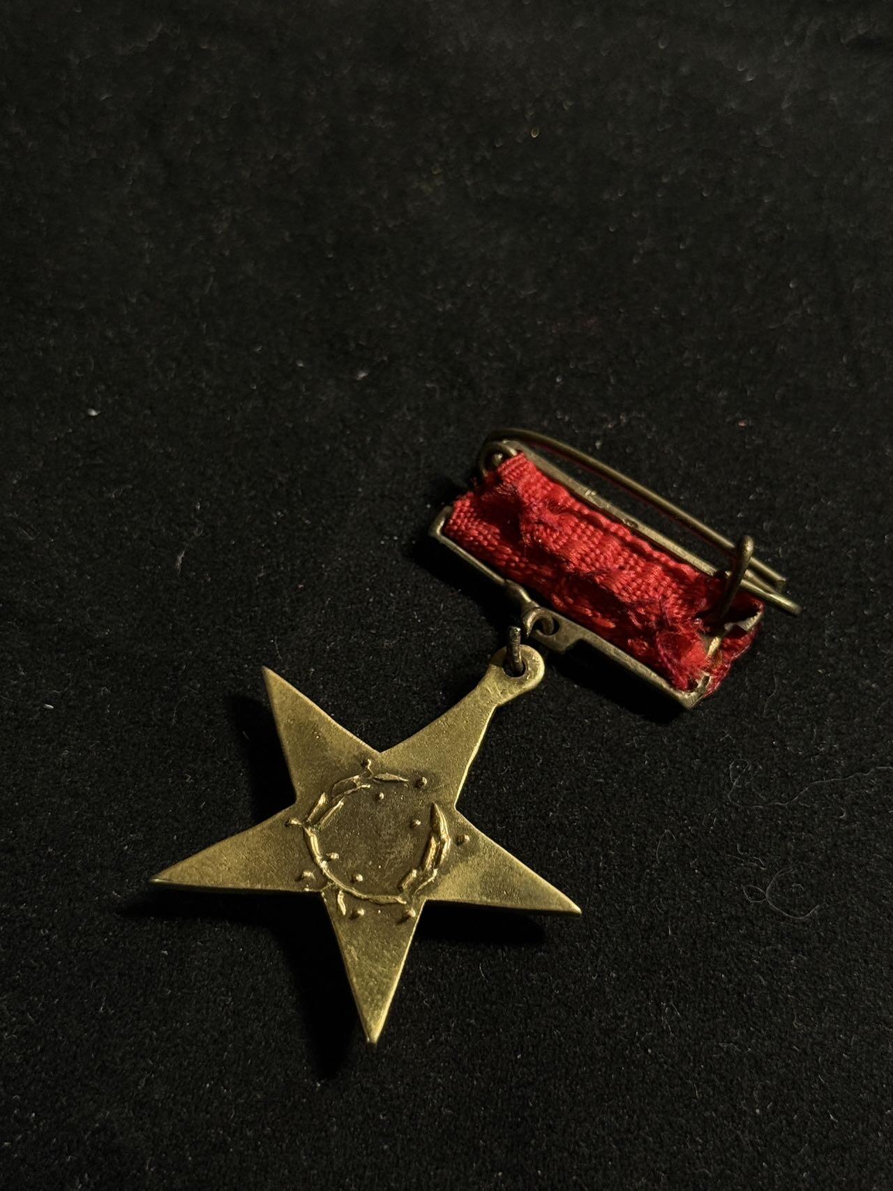 戎马世界章牌大赏第108期 越南人民英雄奖章，大金星，T2版，上挂有损