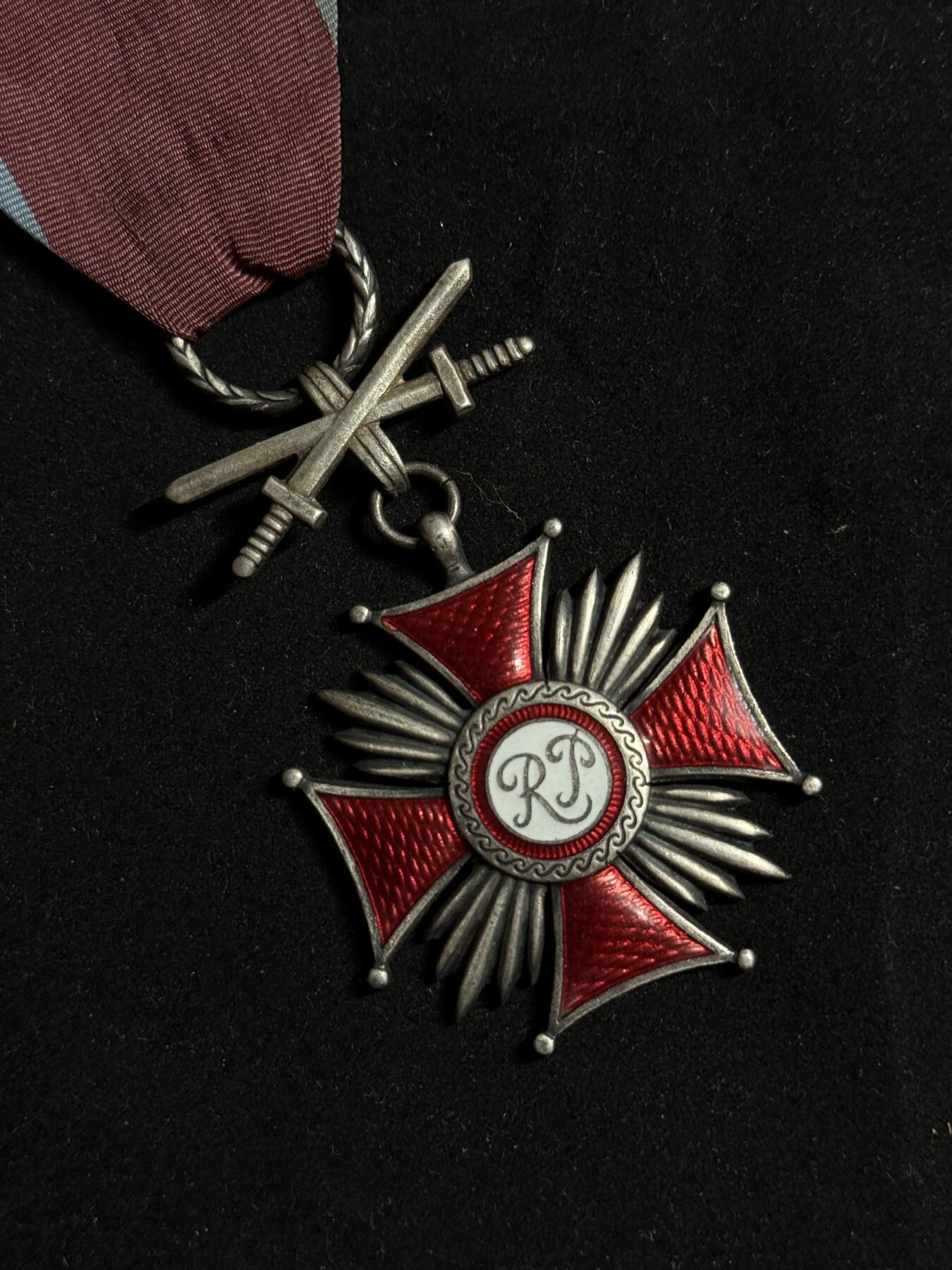 戎马世界章牌大赏第108期 波兰银级功勋十字勋章，少见RP切割版（53年之前），带双剑勋饰，勋饰疑似后配！