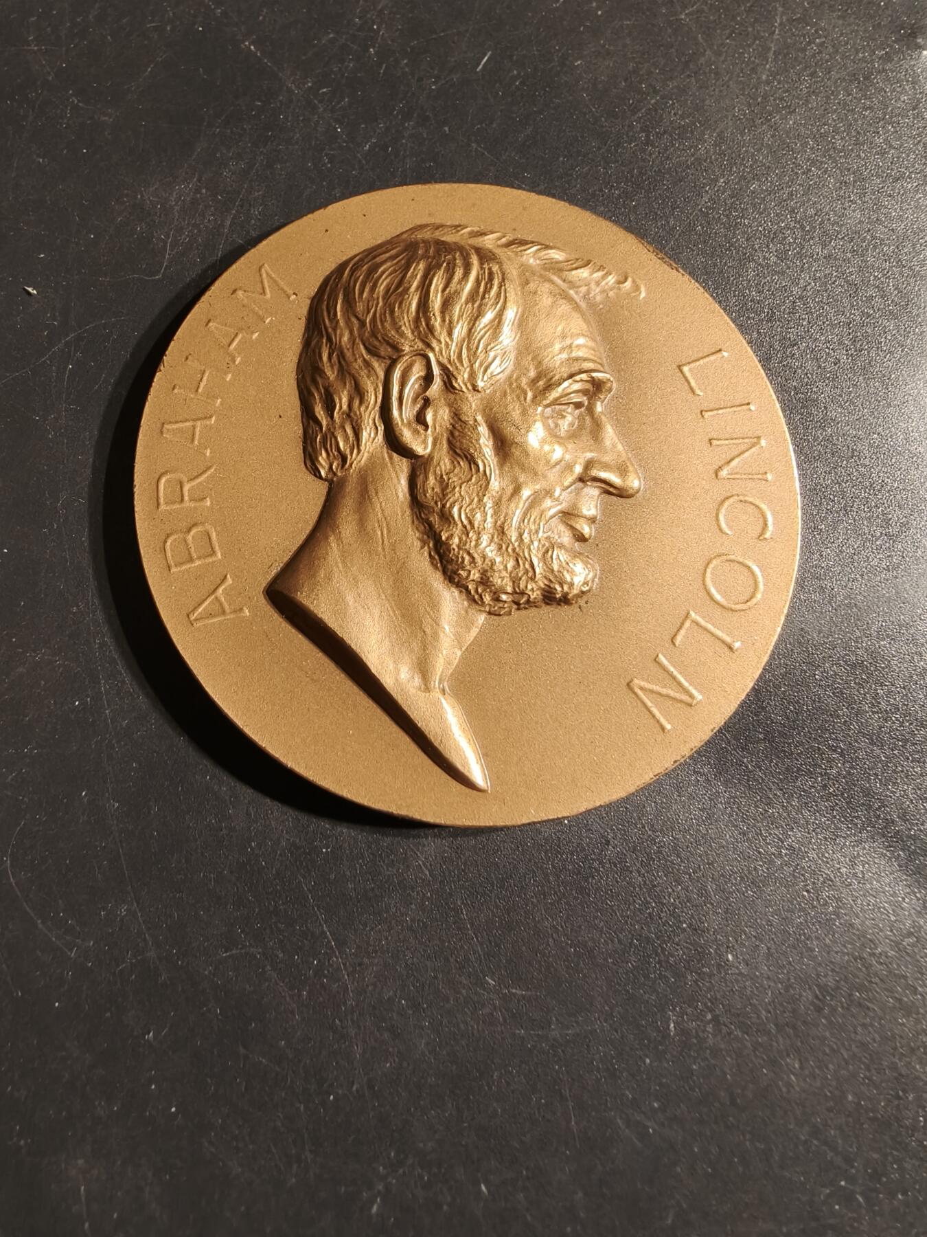 老王徽章第164期  美国铸币局亚伯拉罕•林肯总统诞辰百年大铜章     原盒带证书     直径60mm.    重量116g.      铜章上刻有林肯第二次就职演说中的名言：“对任何人不怀恶意，对所有人满怀仁慈”