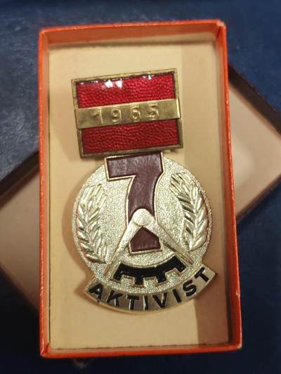 荷兰第129期勋赏拍卖 - 民主德国七年计划劳动模范奖章 带原盒