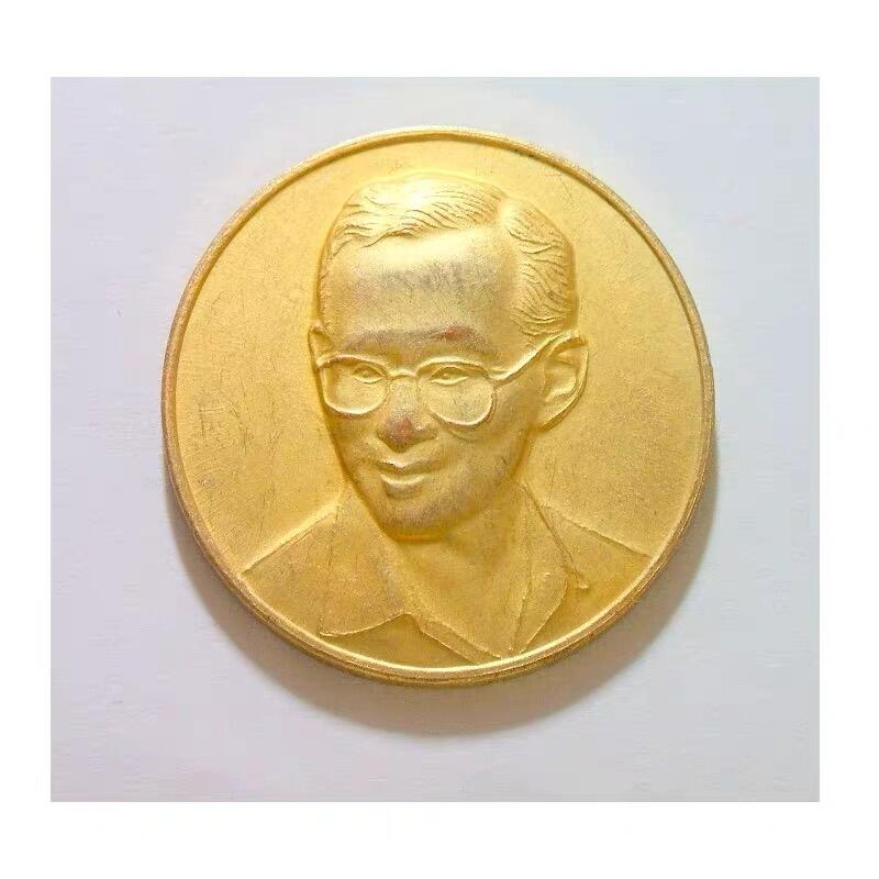 泰国国王普密蓬青年像 高浮雕精制镀金章 33MM