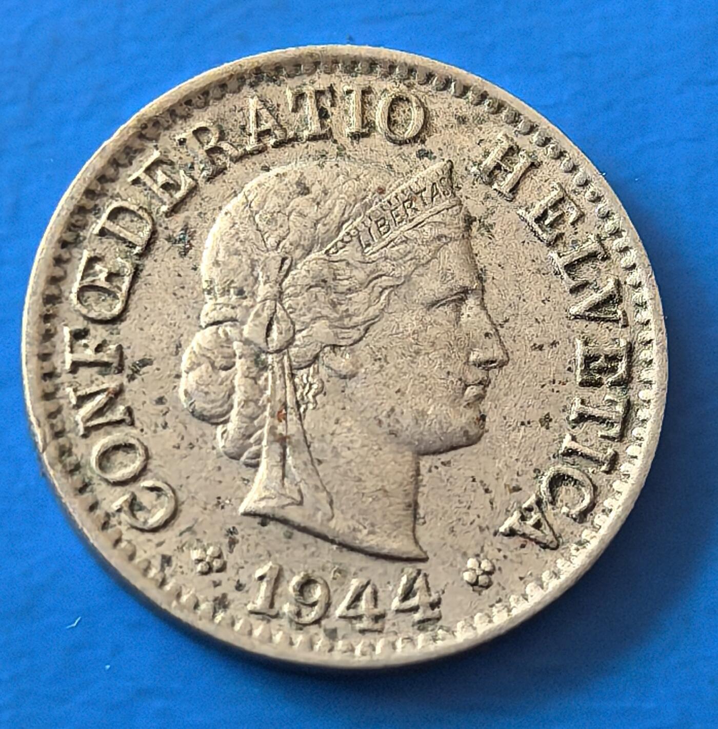 外国优质老铜币银币，周六九点倒数截拍，满百包邮，可寄存半年，喜欢朋友微信扫描二维码可直接参拍 瑞士1944年5分