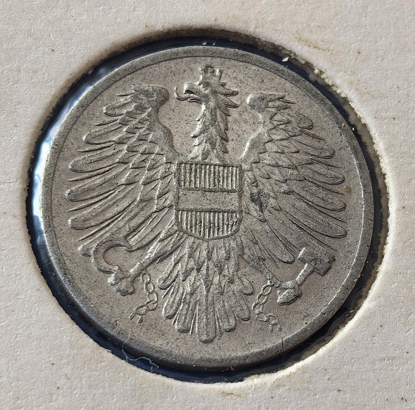 外国优质老铜币银币，周六九点倒数截拍，满百包邮，可寄存半年，喜欢朋友微信扫描二维码可直接参拍 欧洲老藏家纸夹-奥地利1950年2格罗申