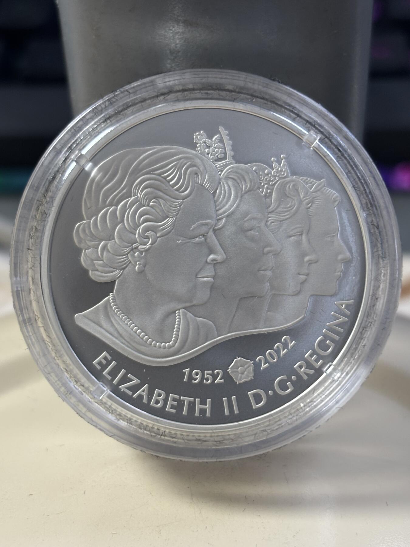 第182期拍卖 加拿大2022年帝国皇冠缅怀女王镶嵌宝石纪念银币，9999银，31.39克，