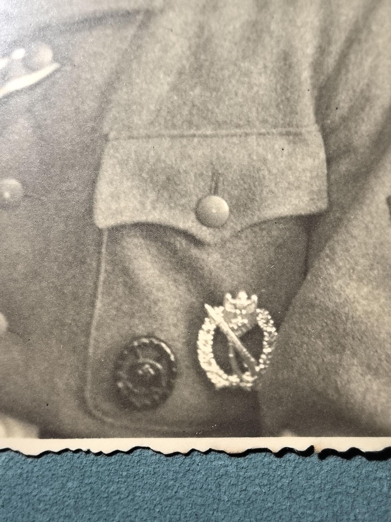 盛世勋华——号角文化勋章邮票专场拍卖第288期 德国（1939）陆军士兵肖像照片 着野战服 佩戴二级铁十字勋章/东线冬季作战奖章绶带 银级步兵突击奖章 黑色战伤奖章等