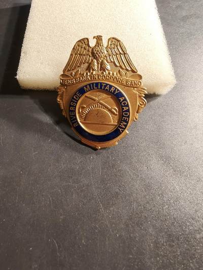 老王徽章第164期 -  美国里弗赛德军事学院大檐帽帽徽      该学院1907年成立