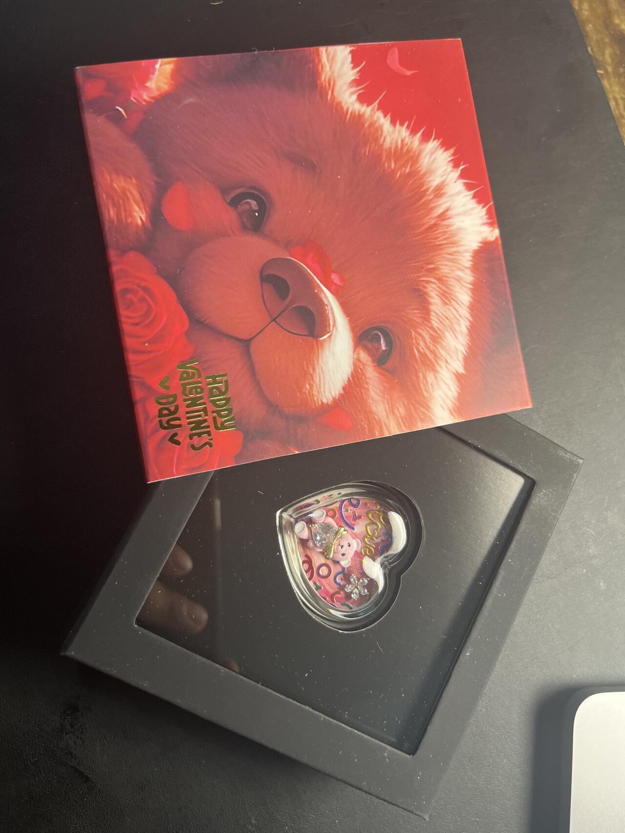 ❤️【币观天下】❤️ 第331期钱币拍卖- 2025.11.21周五晚上6点半场-长期征集拍品 原厂盒证纽埃2025年快乐情人节镶嵌小熊和水晶彩色心形精制银币999银20克直径37毫米发行量999枚