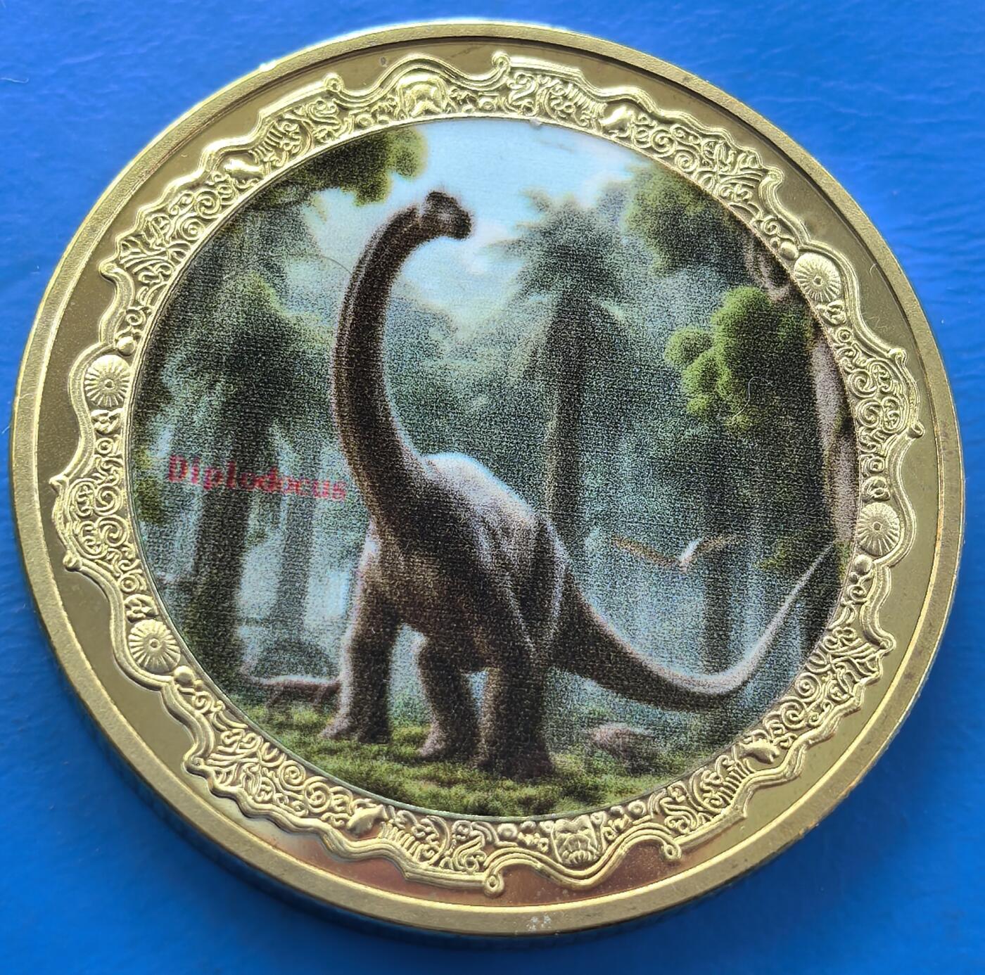 外国优质老铜币银币，周六九点倒数截拍，满百包邮，可寄存半年，喜欢朋友微信扫描二维码可直接参拍 俄罗斯镀金恐龙纪念章-梁龙，直径39.8mm，重29克