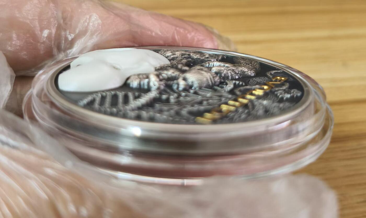 ❤️【币观天下】❤️ 第331期钱币拍卖- 2025.11.21周五晚上6点半场-长期征集拍品 纽埃2022年，人类的进化-由碳基到硅基, 2盎司加大(直径达50mm),镶嵌珍珠白3D立体面具,超高超精浮雕,仿古,镀金纪念银币. 盒证全. 图案凸出部分最高达近5毫米以上. 超热门人类进货主题银币，实物超级漂亮震撼. 国外售价500+美元