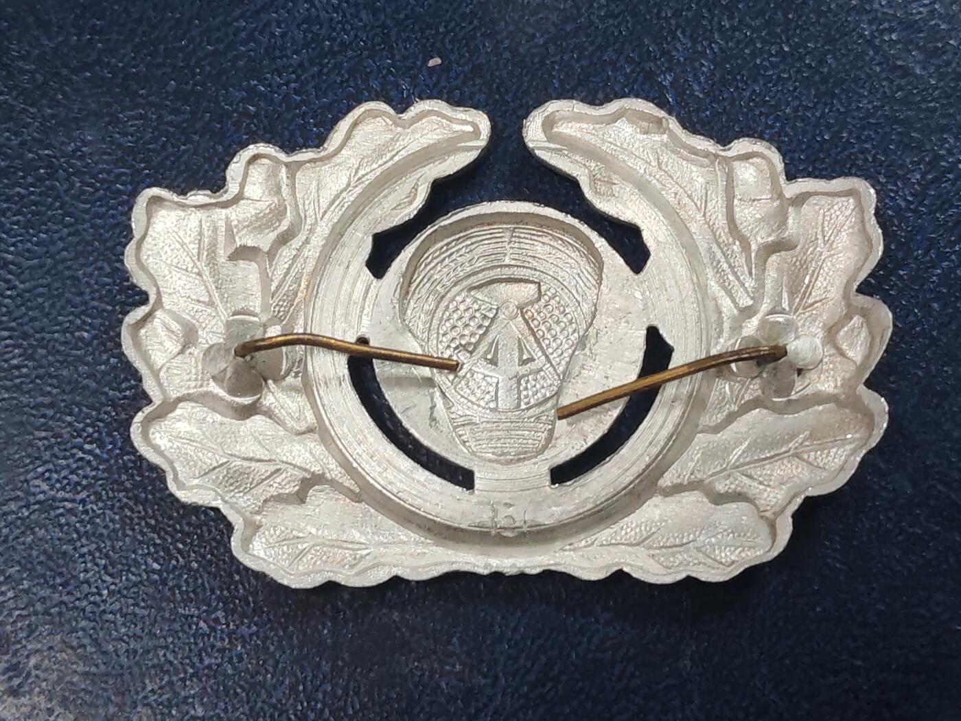 荷兰第129期勋赏拍卖 民主德国军官帽徽