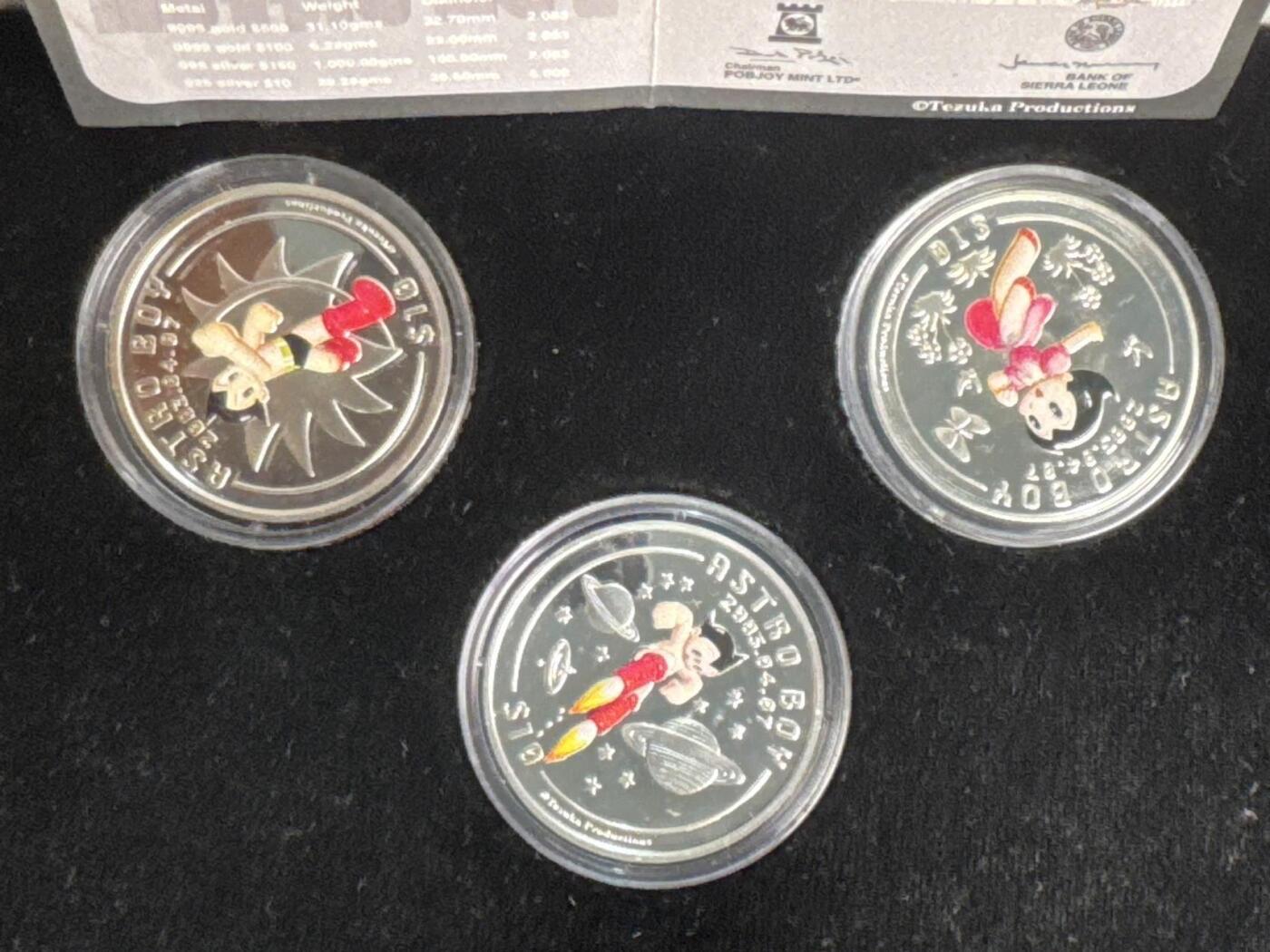 ❤️【币观天下】❤️ 第331期钱币拍卖- 2025.11.21周五晚上6点半场-长期征集拍品 稀有品种英国普乔伊造币厂原盒原证塞拉利昂2003年铁臂阿童木彩色精制银币全套3枚925银28.28克直径38.6毫米
