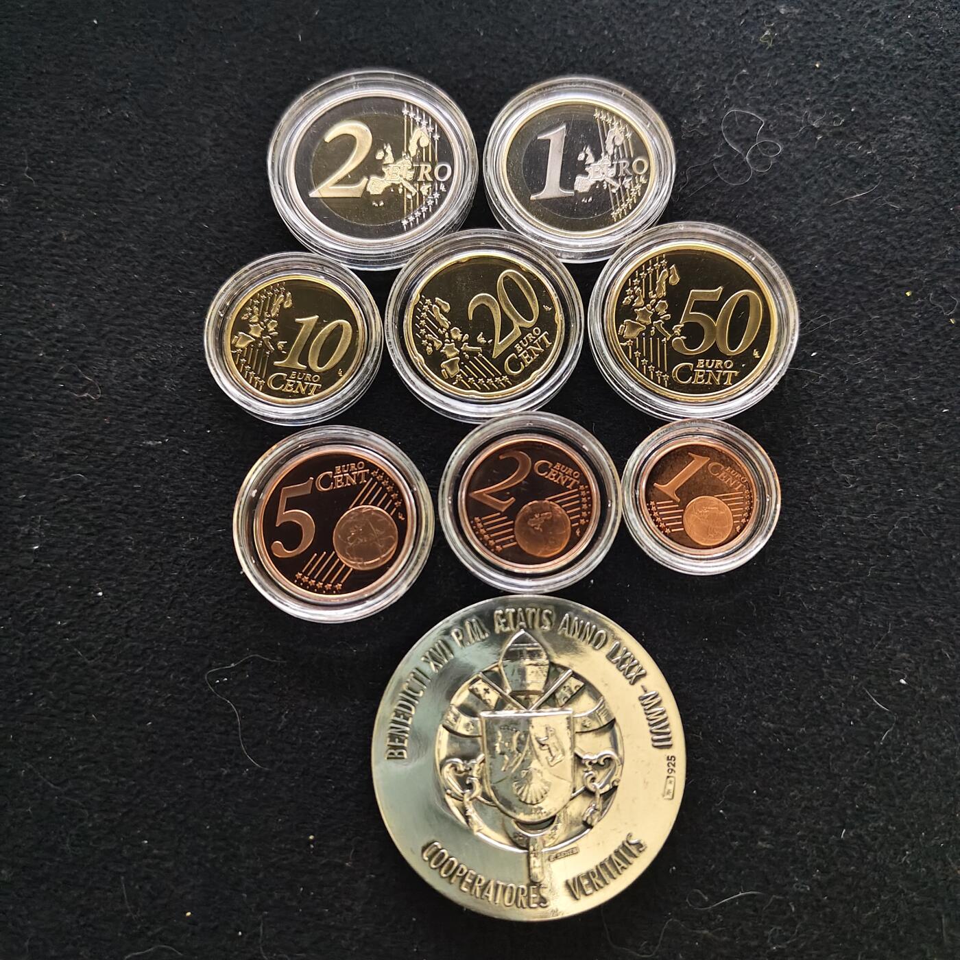 【全场包邮】纯粹捡漏拍479场（免费代拍第16场） 梵蒂冈2007年官方精制套币-盒证全-含45克圣马可磨砂仿古超大纪念银章