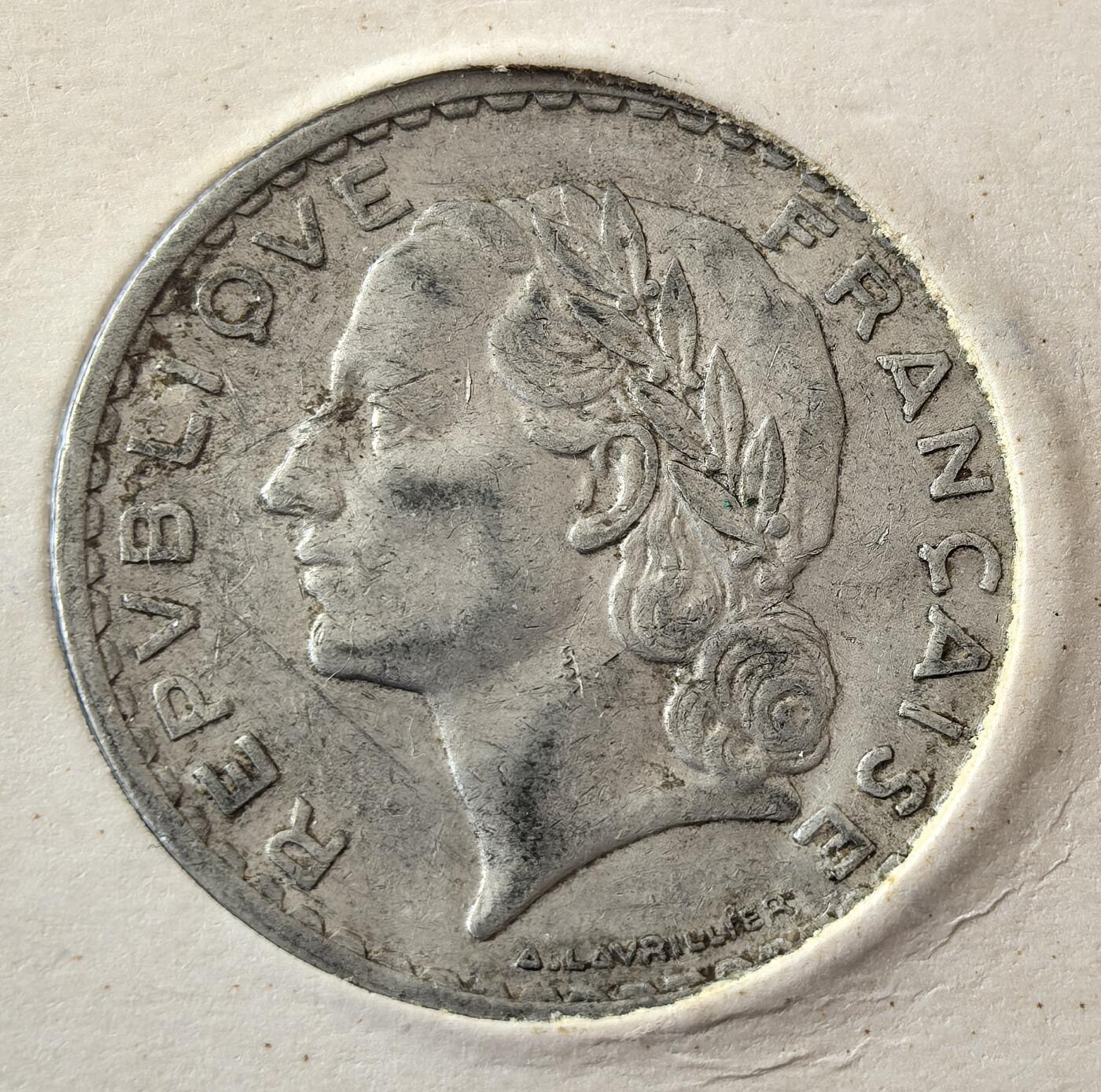 外国优质老铜币银币，周六九点倒数截拍，满百包邮，可寄存半年，喜欢朋友微信扫描二维码可直接参拍 欧洲老藏家纸夹-法国1949年和平女神5法郎铝币