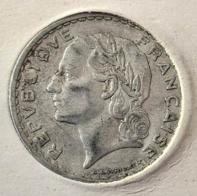 外国优质老铜币银币，周六九点倒数截拍，满百包邮，可寄存半年，喜欢朋友微信扫描二维码可直接参拍 - 欧洲老藏家纸夹-法国1949年和平女神5法郎铝币