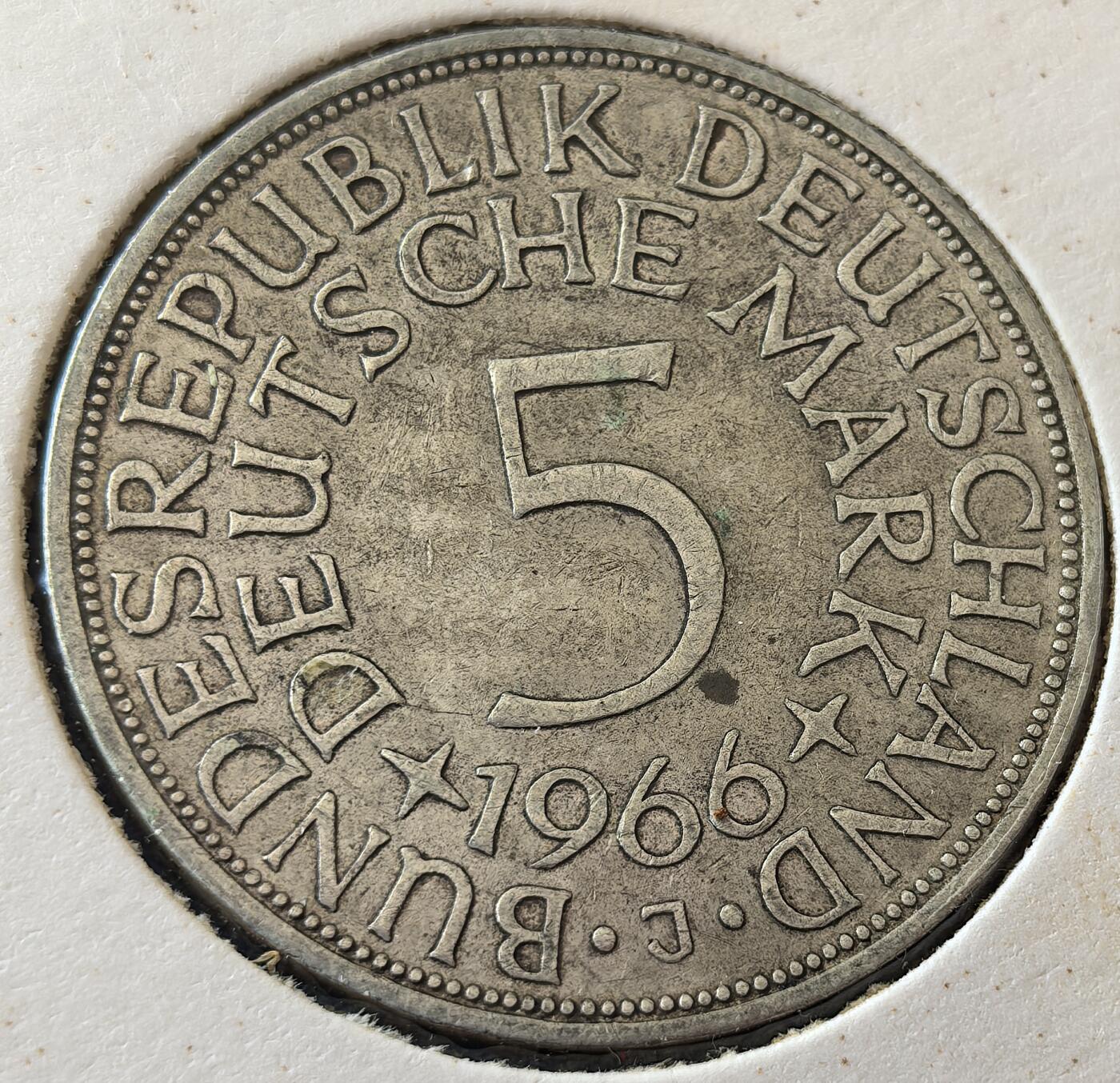 外国优质老铜币银币，周六九点倒数截拍，满百包邮，可寄存半年，喜欢朋友微信扫描二维码可直接参拍 欧洲老藏家纸夹-德国1966年5马克银币