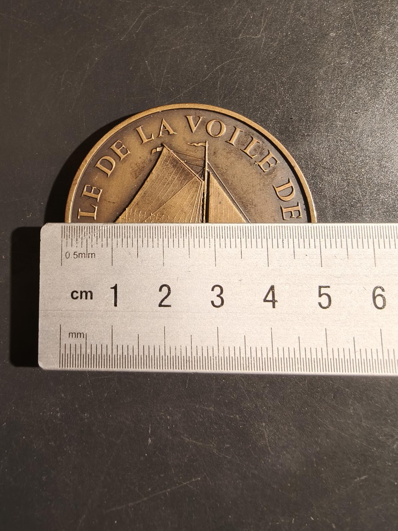 老王徽章第164期  法国巴黎帆船俱乐部大铜章     直径50mm.    重量46.2g