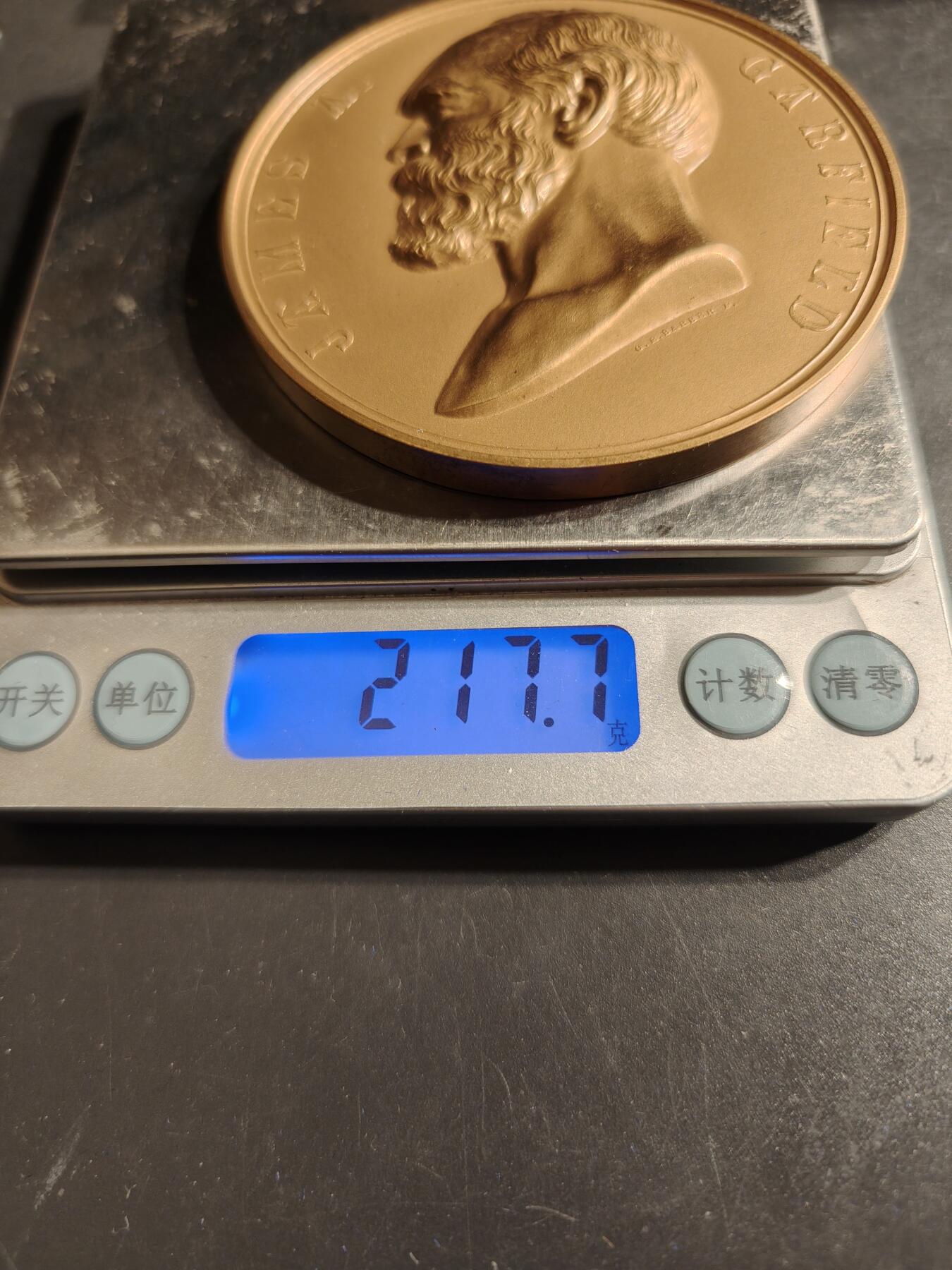 老王徽章第164期 美国铸币局詹姆斯•加菲尔德总统大铜章     原盒      直径76mm.    重量217.7g.       詹姆斯·A·加菲尔德是美国第20任总统，于1881年3月4日就职.他在任仅100天后遭遇暗杀，并于1881年9月19日去世.  