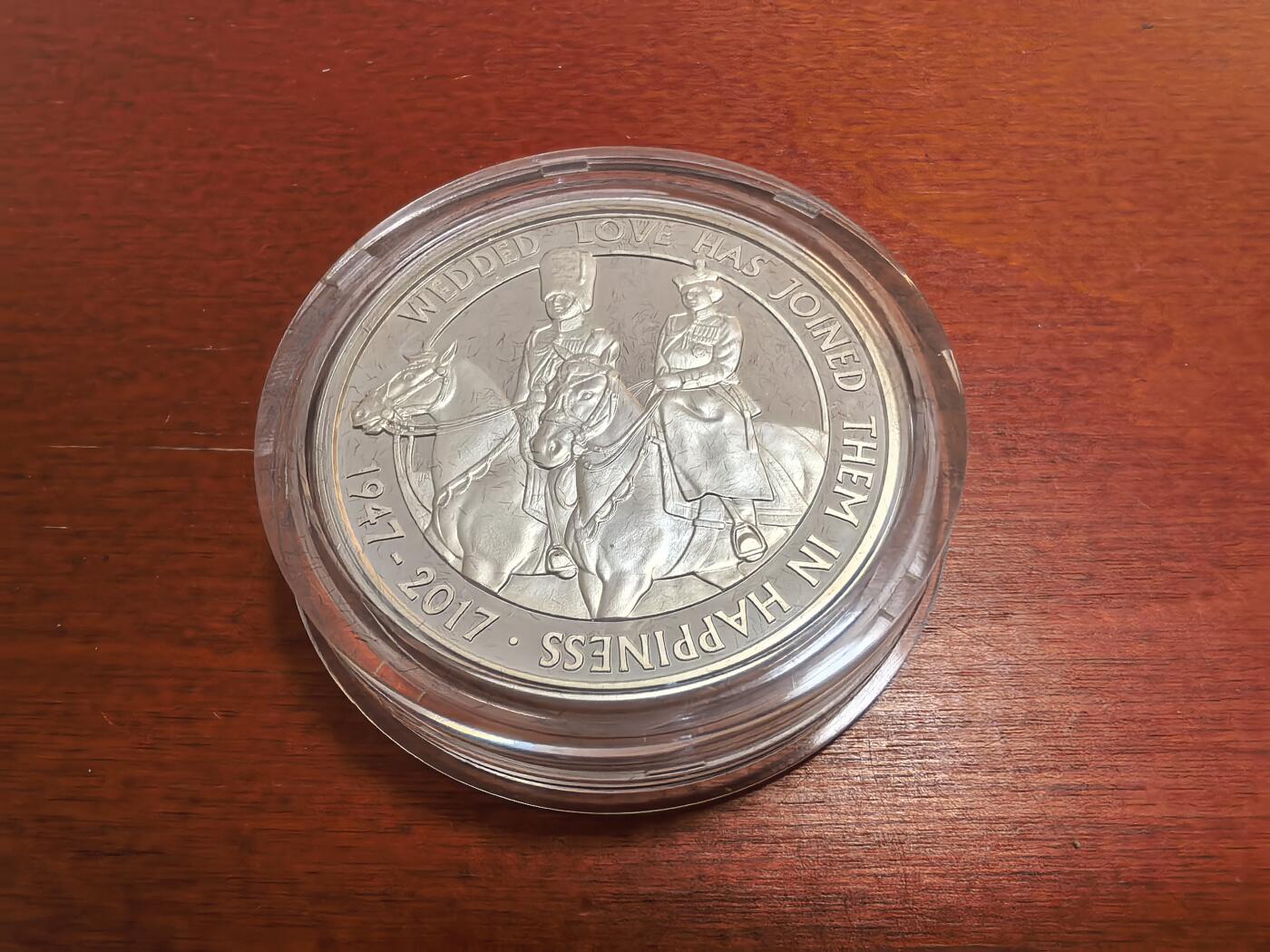 长老汇蛇年精选第七十五场拍卖 2017英国女王夫妇钻石婚5英镑精制加厚银币，56.56克925银，盒证全，4000套