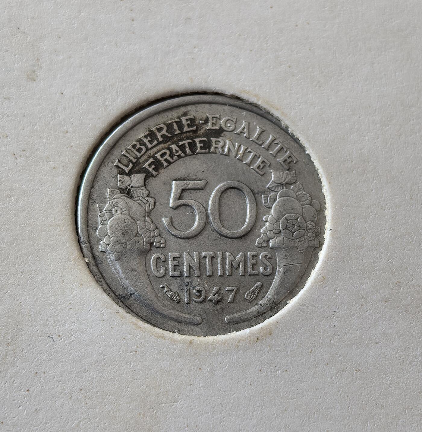 外国优质老铜币银币，周六九点倒数截拍，满百包邮，可寄存半年，喜欢朋友微信扫描二维码可直接参拍 欧洲老藏家纸夹-法国1947年丰锐角版50分铝币