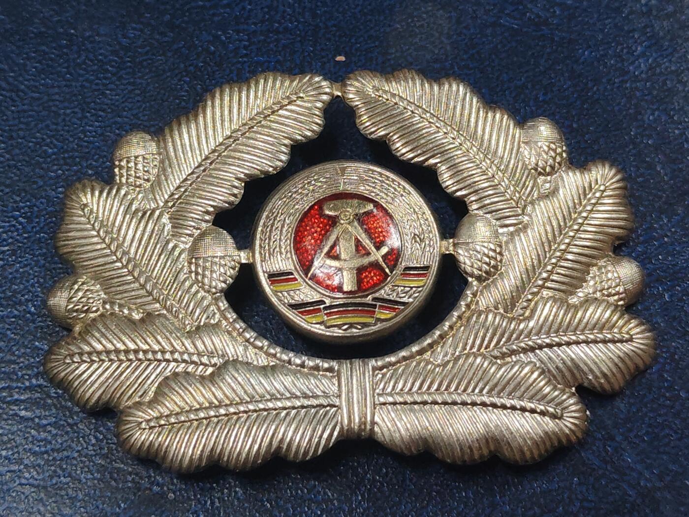 荷兰第129期勋赏拍卖 民主德国军官帽徽