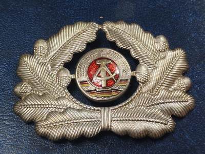 荷兰第129期勋赏拍卖 - 民主德国军官帽徽