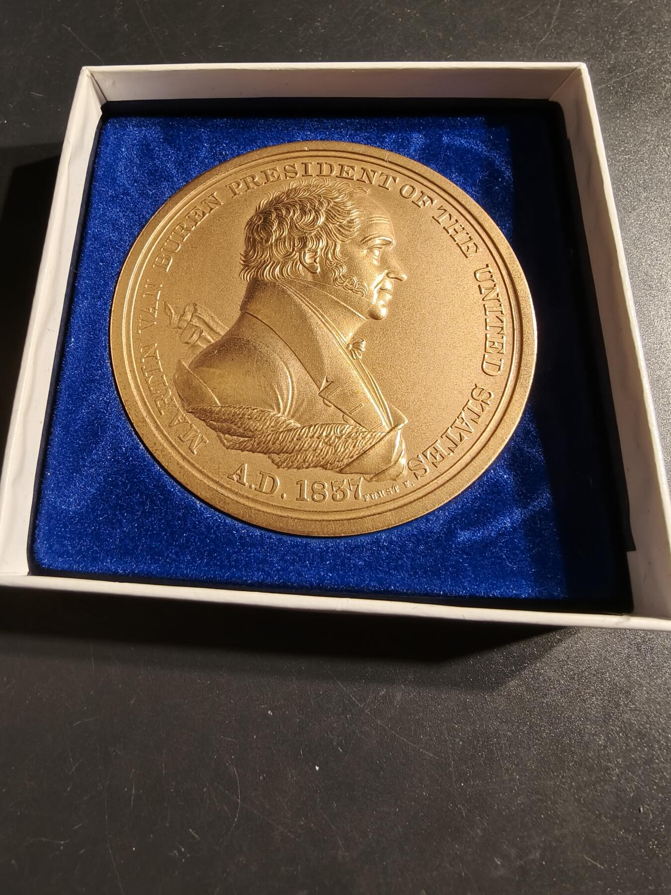 老王徽章第164期  美国铸币局马丁·范布伦总统大铜章     原盒     直径76mm.    重量221g