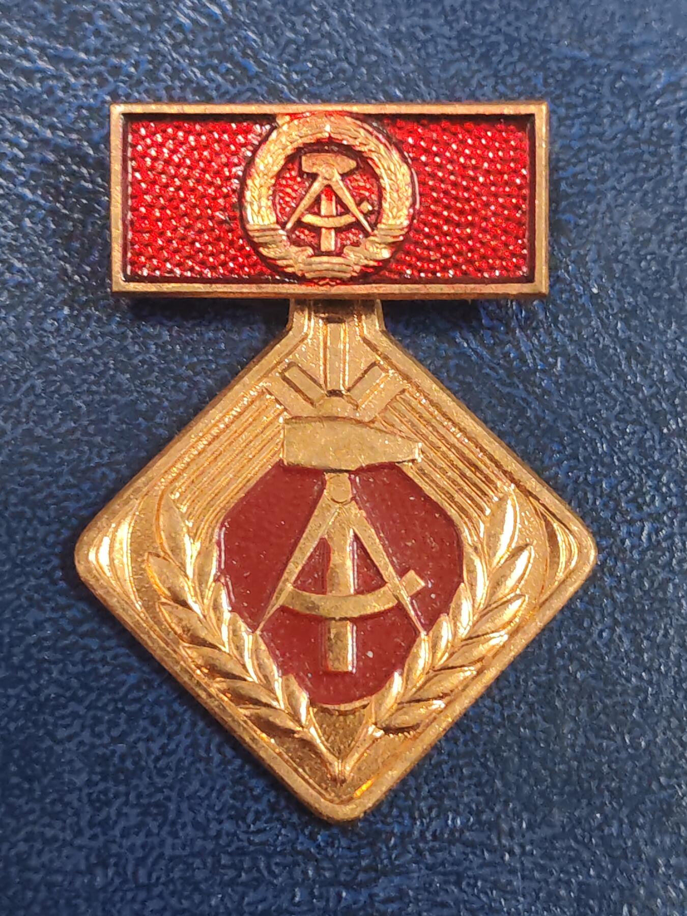 荷兰第129期勋赏拍卖 民主德国个人劳动积极分子奖章