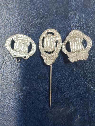 荷兰第129期勋赏拍卖 - 民主德国银级体能证章 mini插针一组