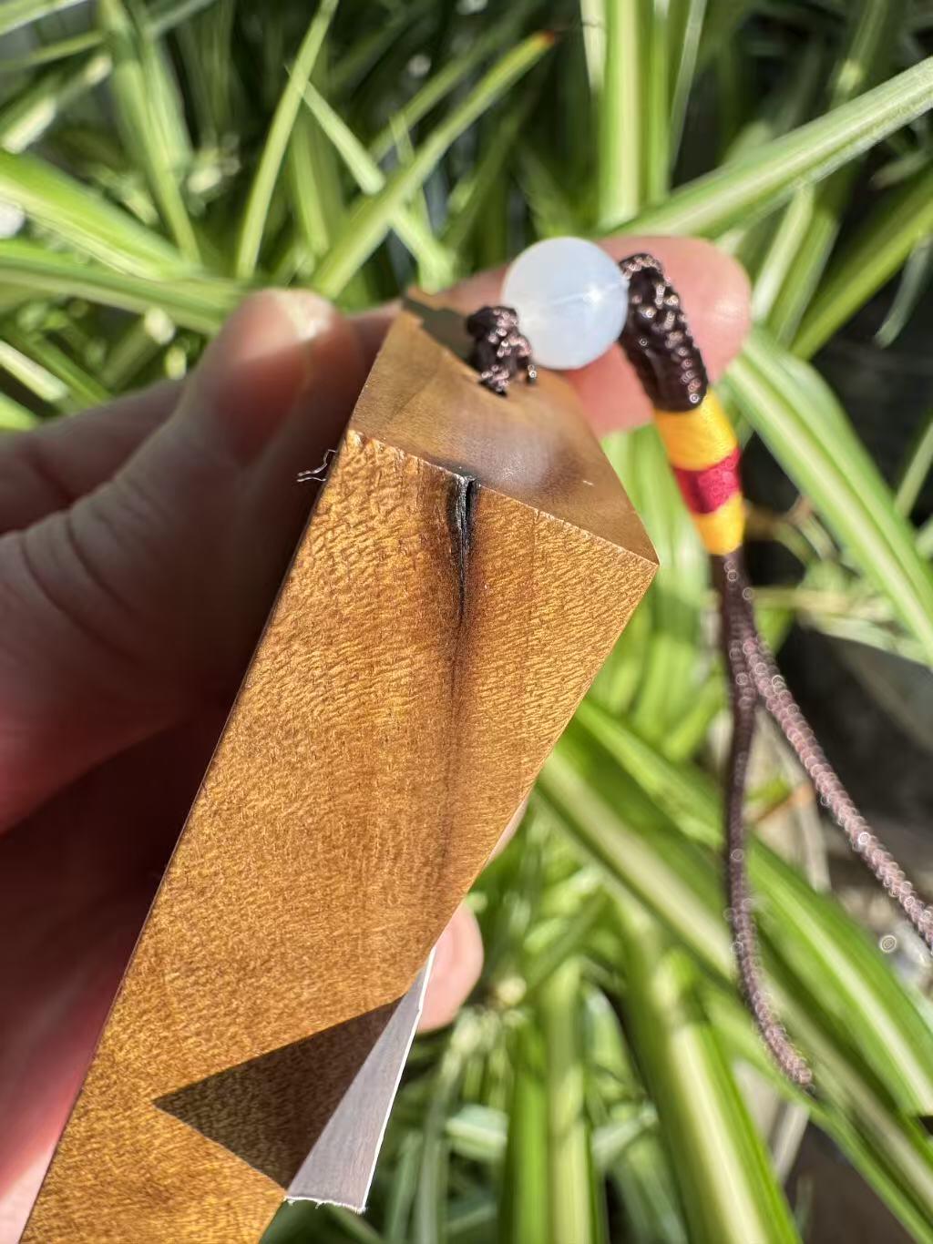 零元拍：H002 金丝楠牌子，香喷喷的小金砖，金光闪闪，71/47/13CM CM，牌子有一道碳化裂，不是贯穿裂，最后三张图片已展示，介意勿拍。