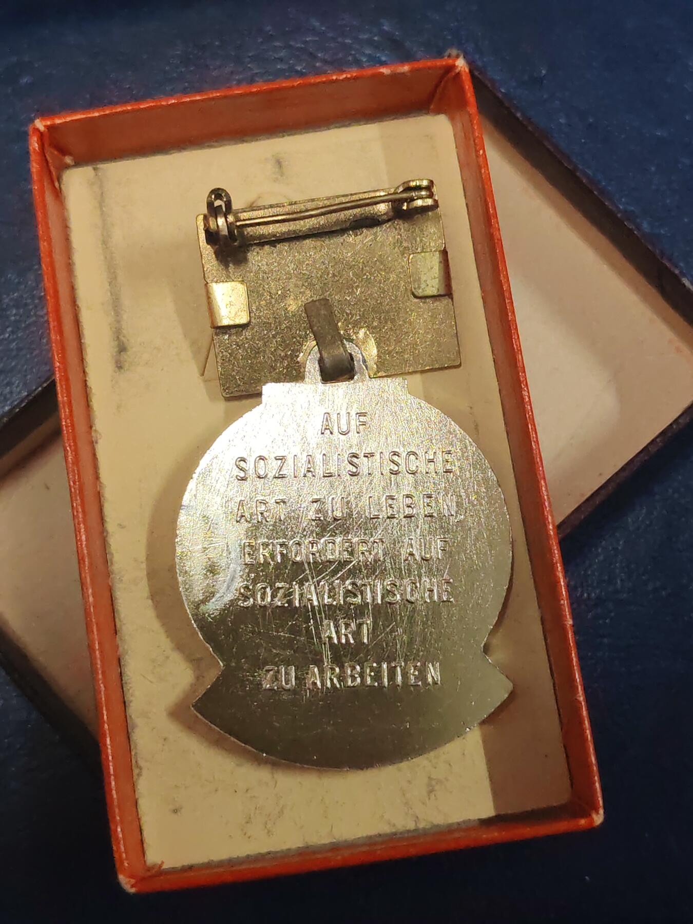 荷兰第129期勋赏拍卖 民主德国七年计划劳动模范奖章 带原盒