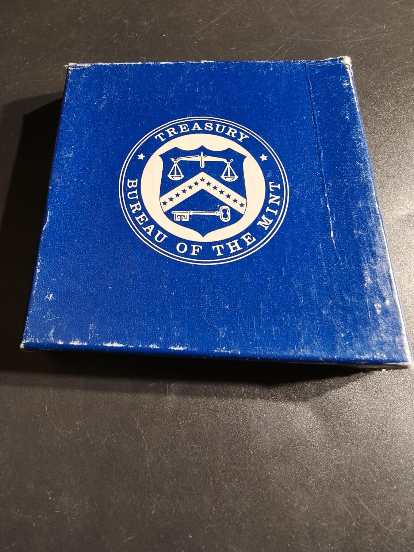 老王徽章第164期 美国铸币局林登•约翰逊总统大铜章      原盒     背部刻有总统引言：“我们将以一个团结的目标为所有国家人民服务”      直径76mm.     重量227.2g