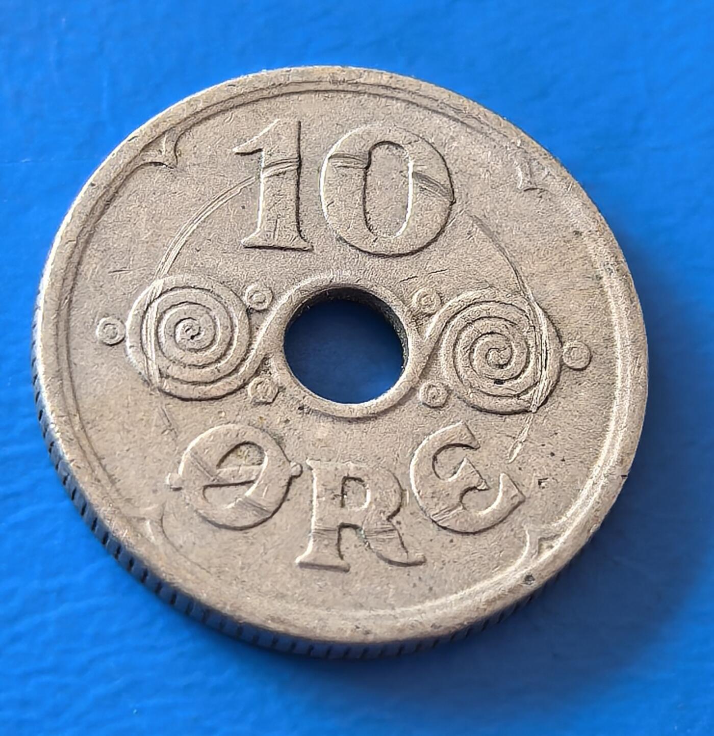 外国优质老铜币银币，周六九点倒数截拍，满百包邮，可寄存半年，喜欢朋友微信扫描二维码可直接参拍 丹麦1935年10欧尔