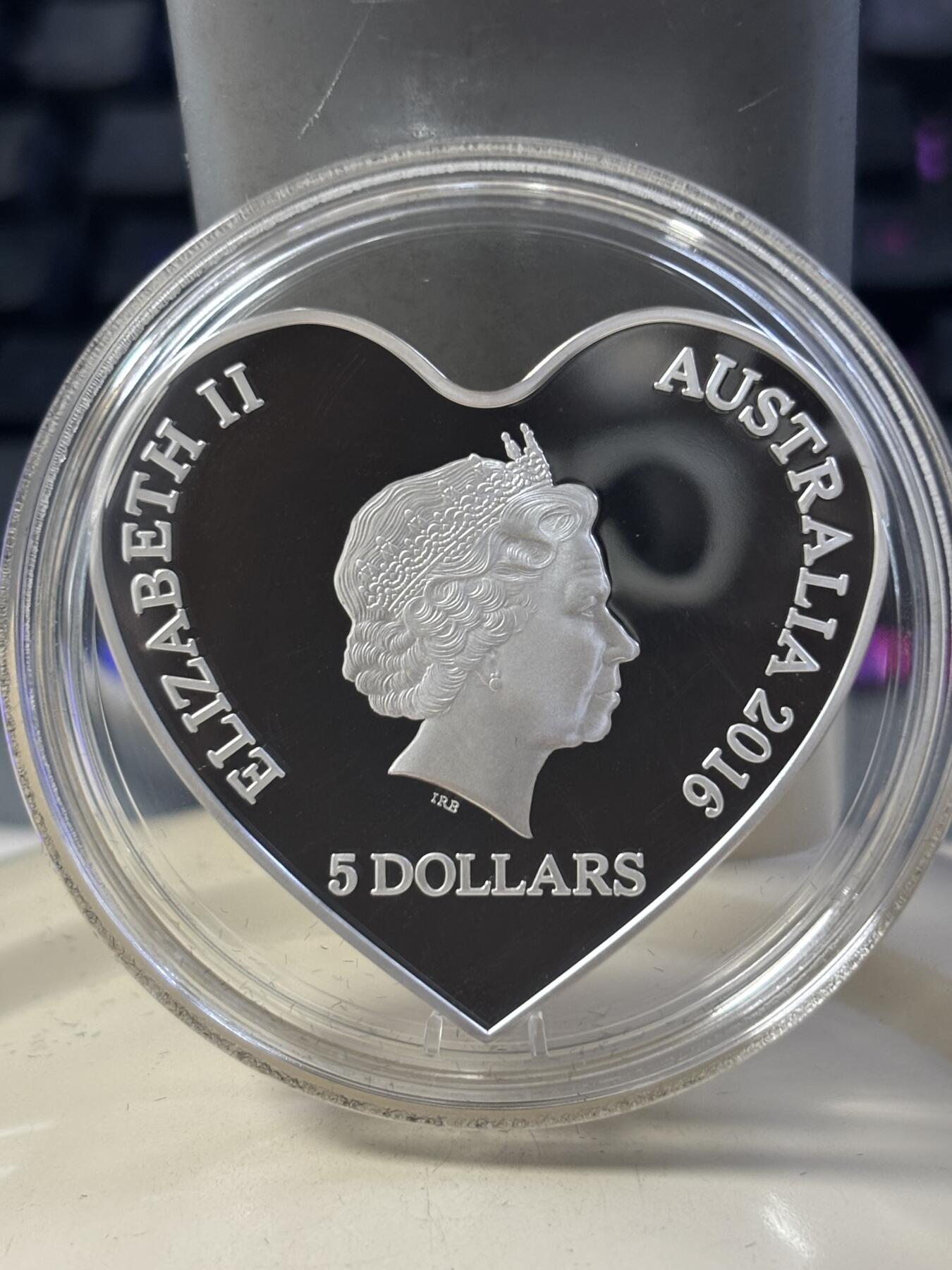 第182期拍卖 澳大利亚2016年真心相爱心形彩色精制纪念银币，999银，31.135克，发行7500枚