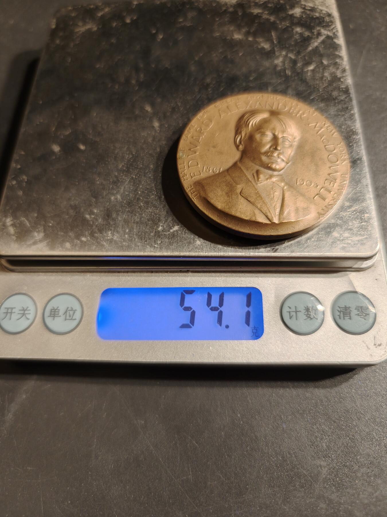 老王徽章第164期  美国著名钢琴家爱德华•麦克道威尔大铜章     直径44mm.    重量54.1g