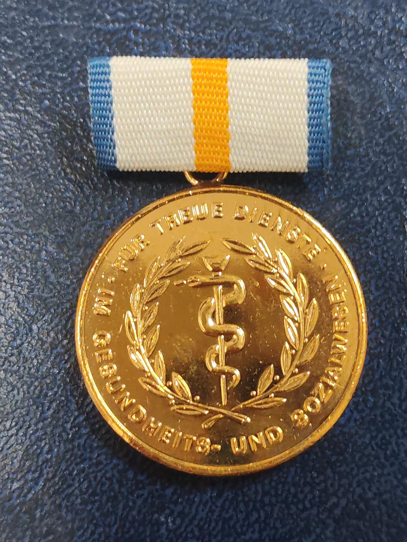 荷兰第129期勋赏拍卖 民主德国金级卫生服务功绩奖章