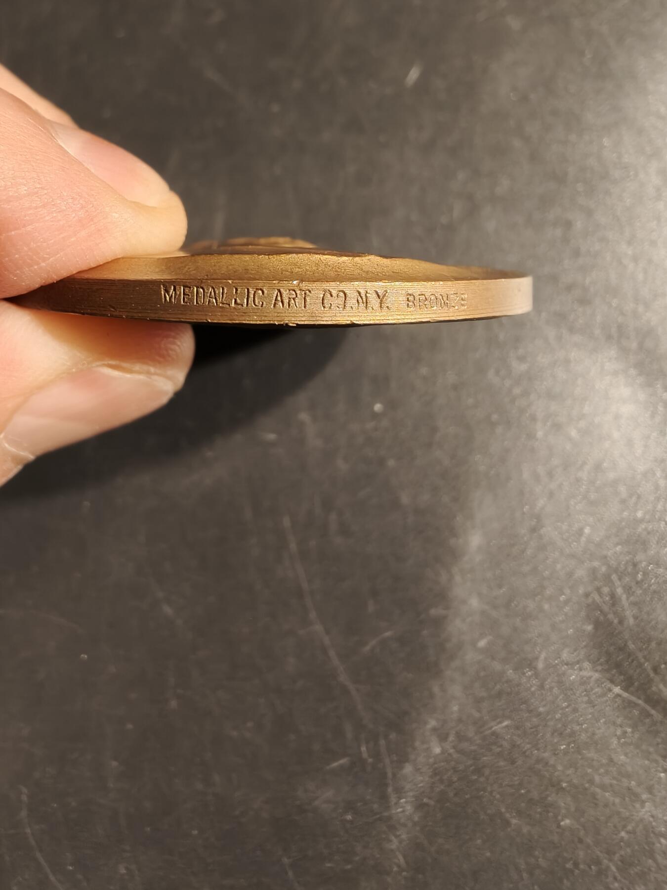 老王徽章第164期  美国著名钢琴家爱德华•麦克道威尔大铜章     直径44mm.    重量54.1g