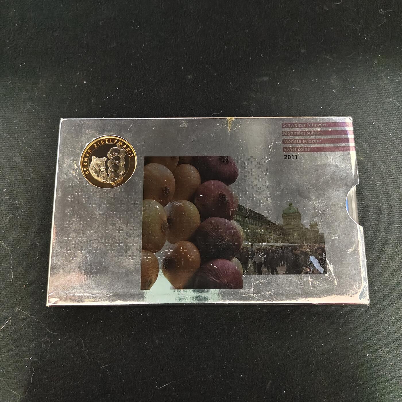 【全场包邮】纯粹捡漏拍479场（免费代拍第16场） 【少见】瑞士2011年蓝盒官方精制套币-含10法郎伯尔尼洋葱市场精制双色纪念币-量4000