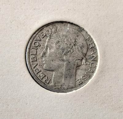 外国优质老铜币银币，周六九点倒数截拍，满百包邮，可寄存半年，喜欢朋友微信扫描二维码可直接参拍 - 欧洲老藏家纸夹-法国1947年丰锐角版50分铝币